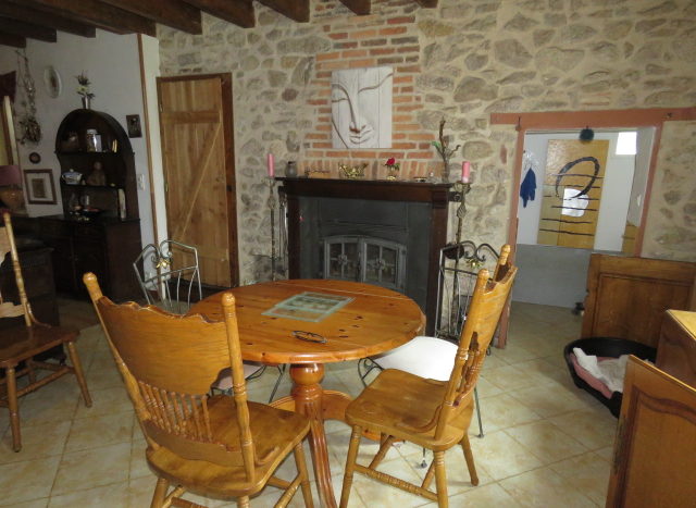 Cottage with land for sale near Monmtorillon France Reference : 60505