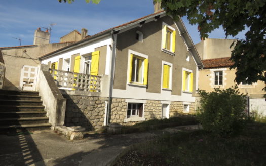 Townhouse for sale in Montmorillon France Reference : 71007