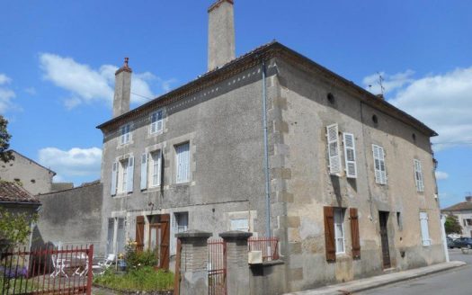Townhouse for sale near Montmorillon France Reference : 80503