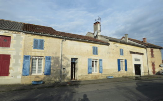 Village house for sale in Montmorillon France Reference : 91001
