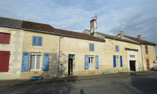 Village house for sale in Montmorillon France Reference : 91001