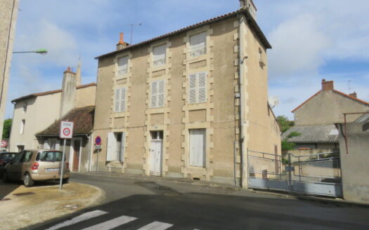 Townhouse for sale in Montmorillon France Reference : 22901